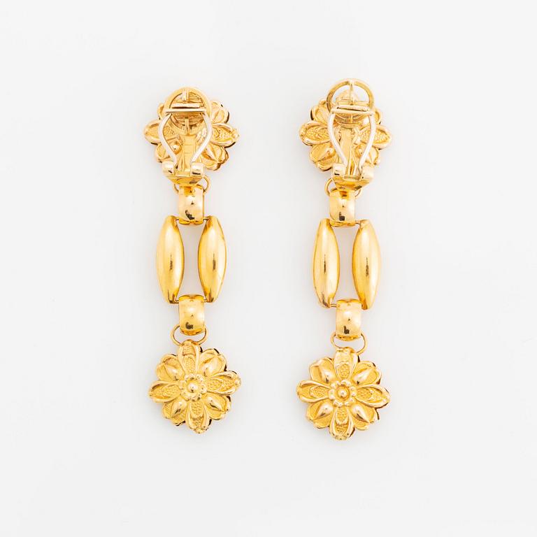 A necklace and a pair of earrings in 18K gold.