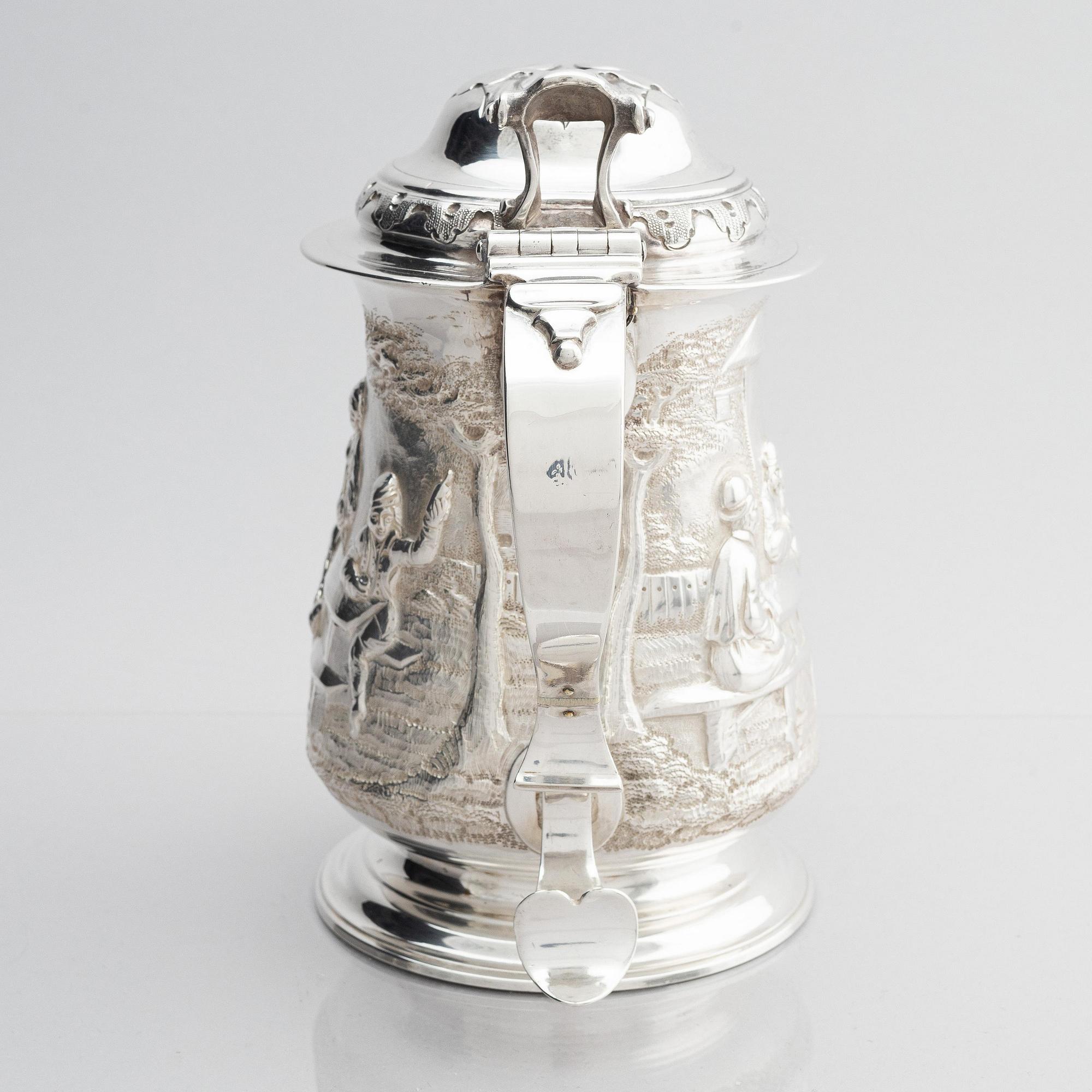 Richard Gurney & Co, dryckeskanna/presentationstrofé med lock, silver, London 1752.
