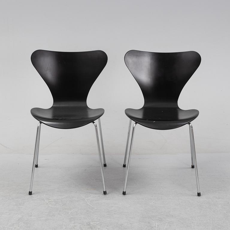 Arne Jacobsen, stolar 12 st, "Sjuan", Fritz Hansen, daterade 2003.