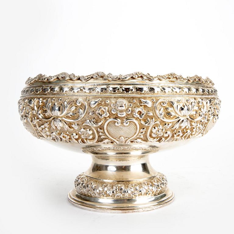 An Indian early 1900s silver bowl, weight 1160 grams.