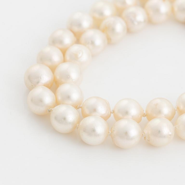 A cultured pearl necklace.