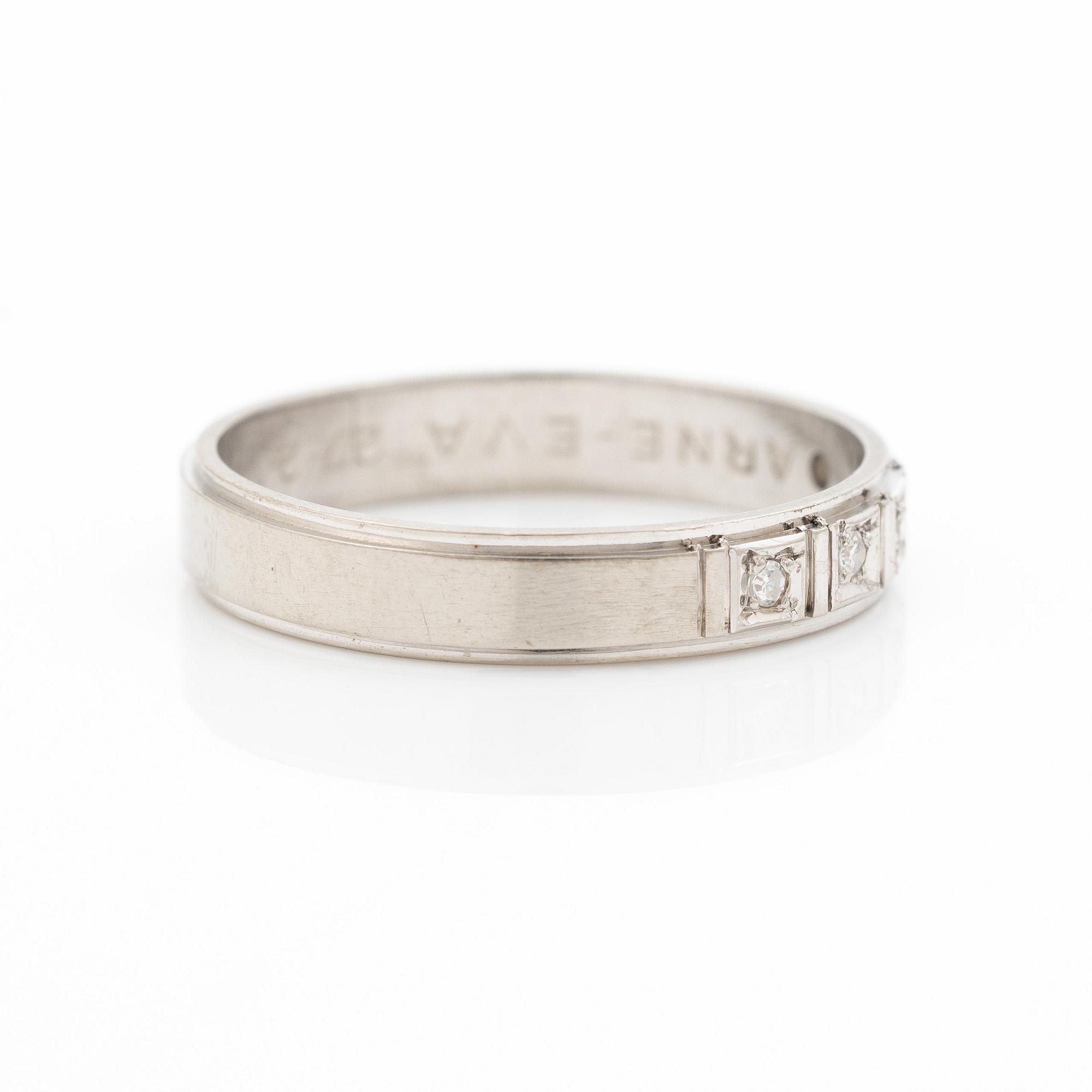 Half-eternity ring, 18K white gold with octagonal-cut diamonds.