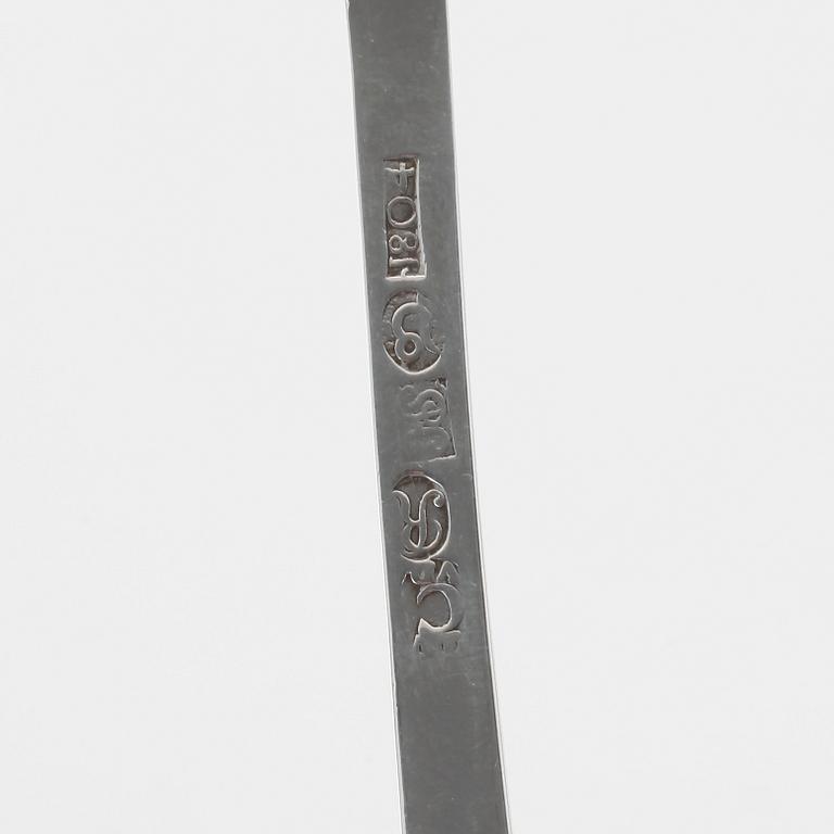 SOCKERSTRÖARE, två st, silver, varav en sannolikt fransk, 1800-tal. Vikt ca 114 gram.