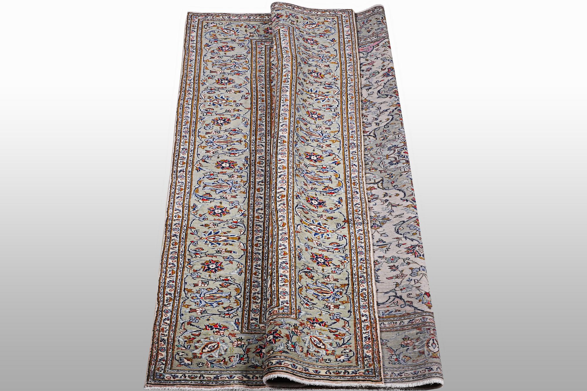 A carpet, Kashan, ca 291 x 201 cm.