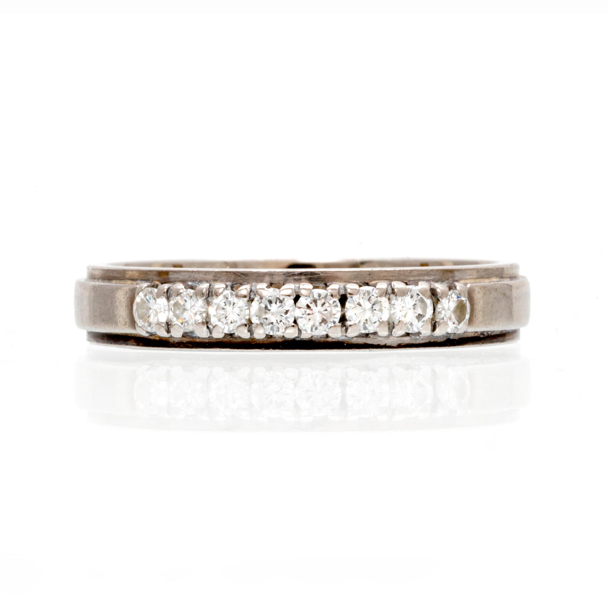 An 18K white gold ring with brilliant cut diamonds.