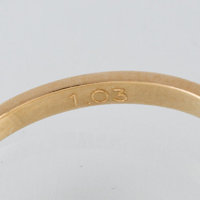 RING, 18K guld med briljantslipad diamant 1.03 ct. Vikt 2,9 gram.