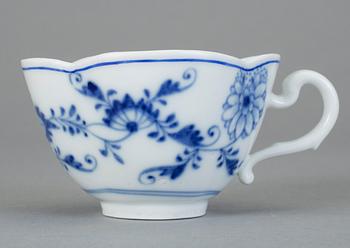 KAFFEKOPPAR PÅ FAT, 6 stycken snarlika, "Lökmönstret", Meissen.