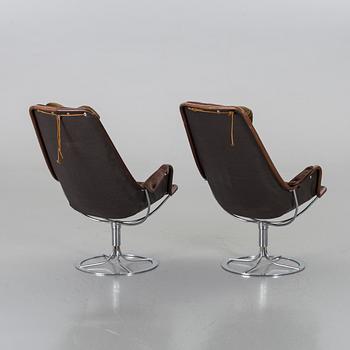 BRUNO MATHSSON, a pair of "Jetson" loungechairs.