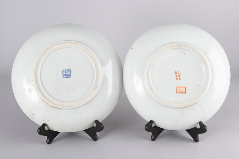 A pair of Chinese 20th century porcelain bowls.