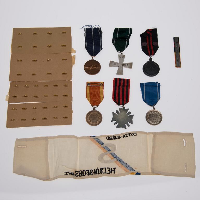 MEDALJER OCH MÄRKEN samt KNAPPAR OCH ARMBINDELN, Finland, 1930/40-tal.