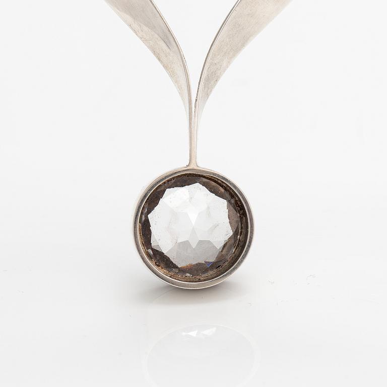 Kaulakoru, sterlinghopeaa ja vuorikristalli. Kaunis Koru, Helsinki 1972.