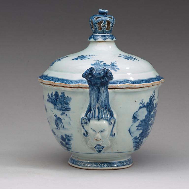 A blue and white tureen with cover and stand, Qing dynasty, Qianlong (1736-95).