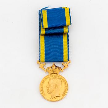 A Swedish Royal medal, from the period of King Gustav V, 23 ct gold.