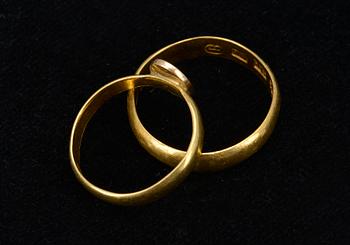 RINGAR 2 st, guld 23 k, samt ostämalad 18 k. 1800-tal. Tot. vikt ca 6,8 g.