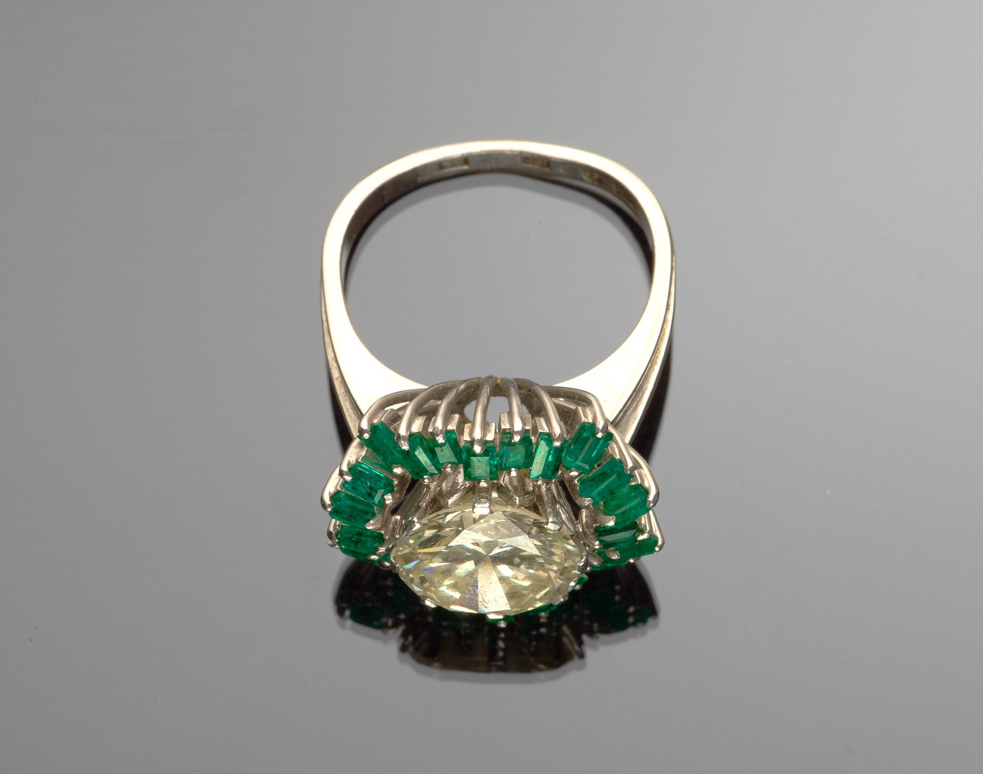 A single stone diamond and emerald ring, app. 4.60 cts, 1970's.