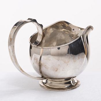 Såskanna, silver, Nordisk Silverkonst, Helsingborg 1947 samt såssked Johan Wahlström, Jönköping 1835.