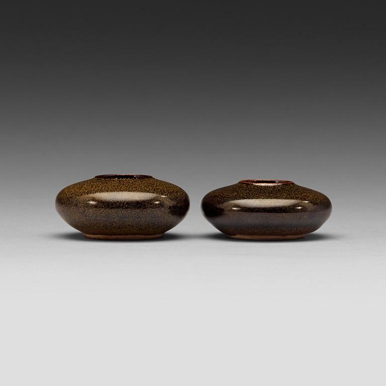 PENSELBAD, ett par, keramik, Qingdynastin 1800-tal. Med Yongzheng sigillmärke.