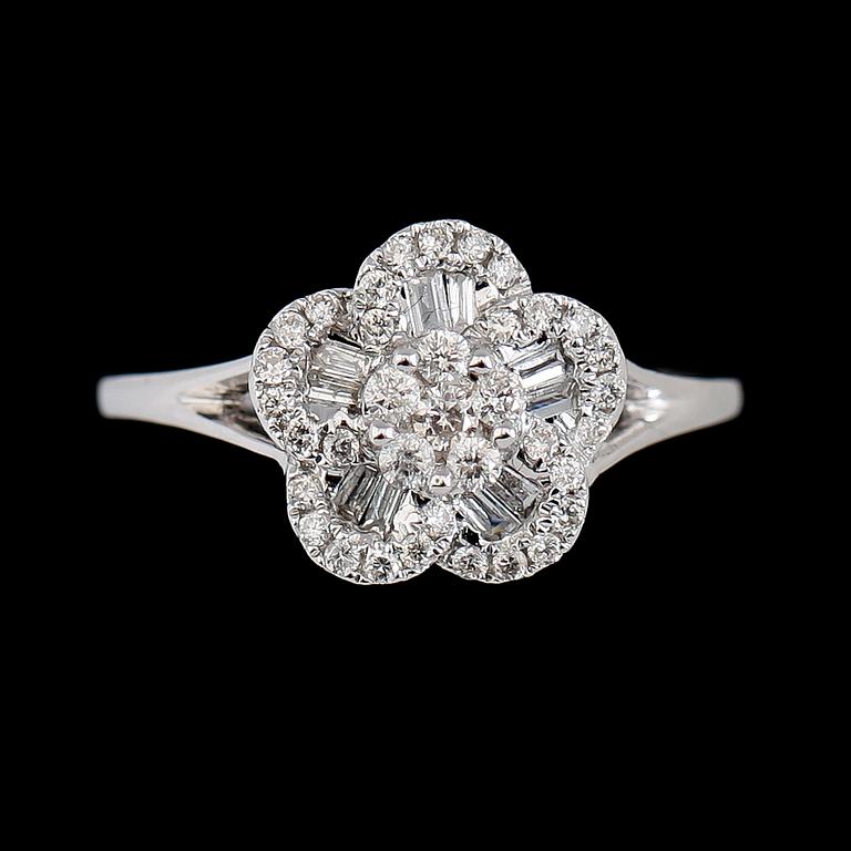 RING, 18K vitguld, diamanter tot ca 0.37 ct.