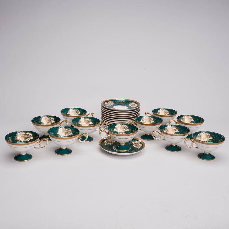 KAFFEKOPPAR MED FAT, 11 st, porslin, 1900-talets första hälft.