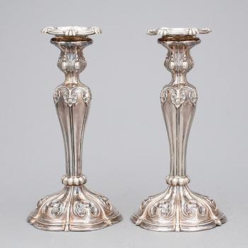LJUSSTAKAR, ett par, silver, nyrokoko, Gustaf Folcker, 1846.
