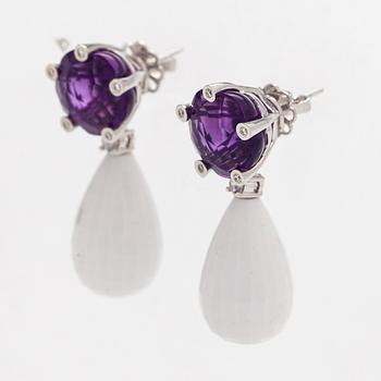 A pair of 18K white gold earrings with amethysts, agates, and brilliant-cut diamonds.