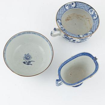 Four blue and white porcelain pieces, China, 18th-19th century.