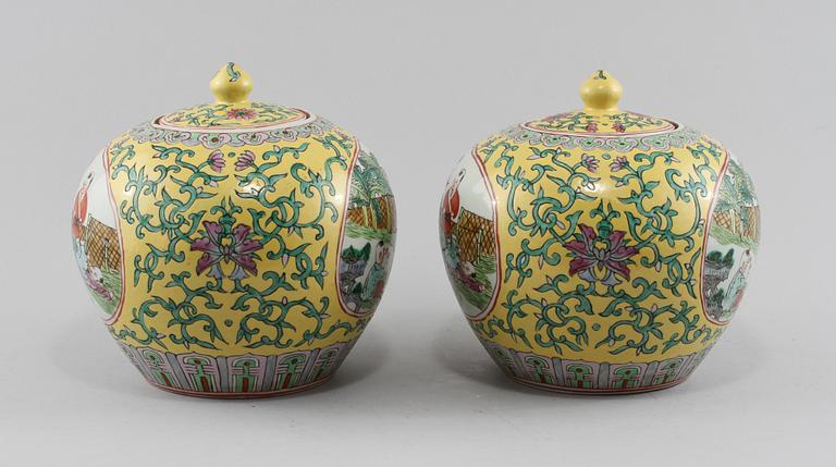 LOCKBOJANER, ett par, porslin, Kina, 1900-tal.