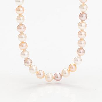 A pearl collier with cultured pearls and sterling silver lock.