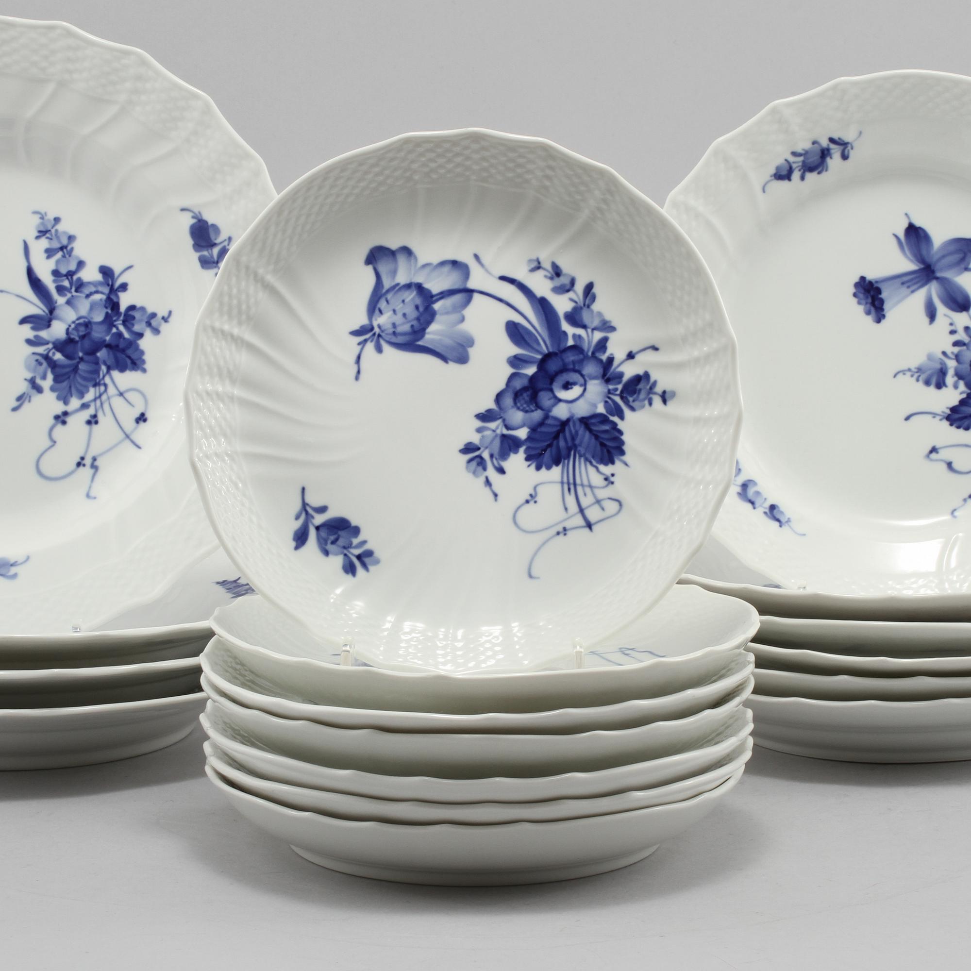 SERVISDELAR, 53 delar, porslin,  "blå blomst", Royal Copenhagen, 1900-talets andra hälft.