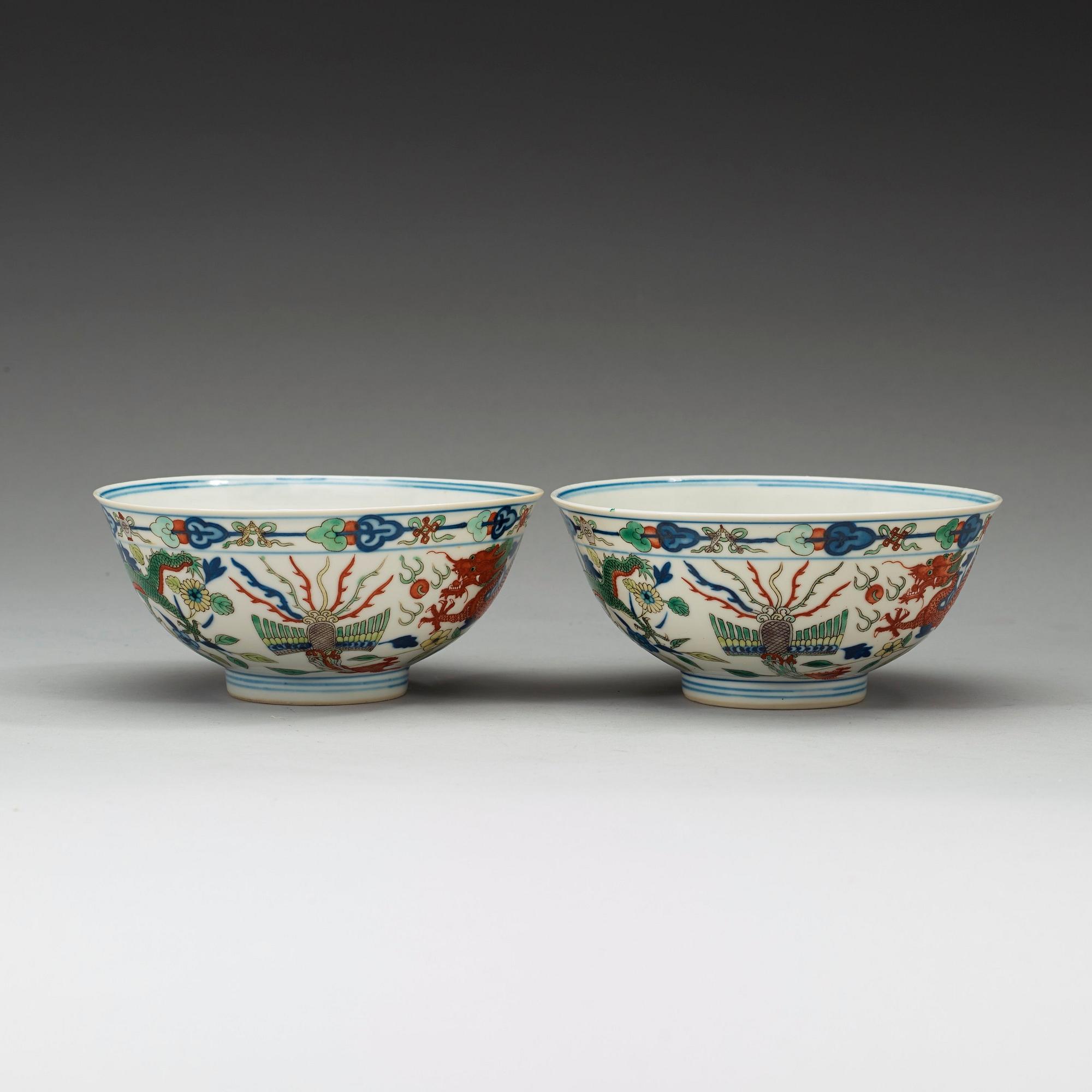 SKÅLAR, ett par, porslin. Sen Qing dynastin (1644-1912) med Kangxi sex karaktärers märke.