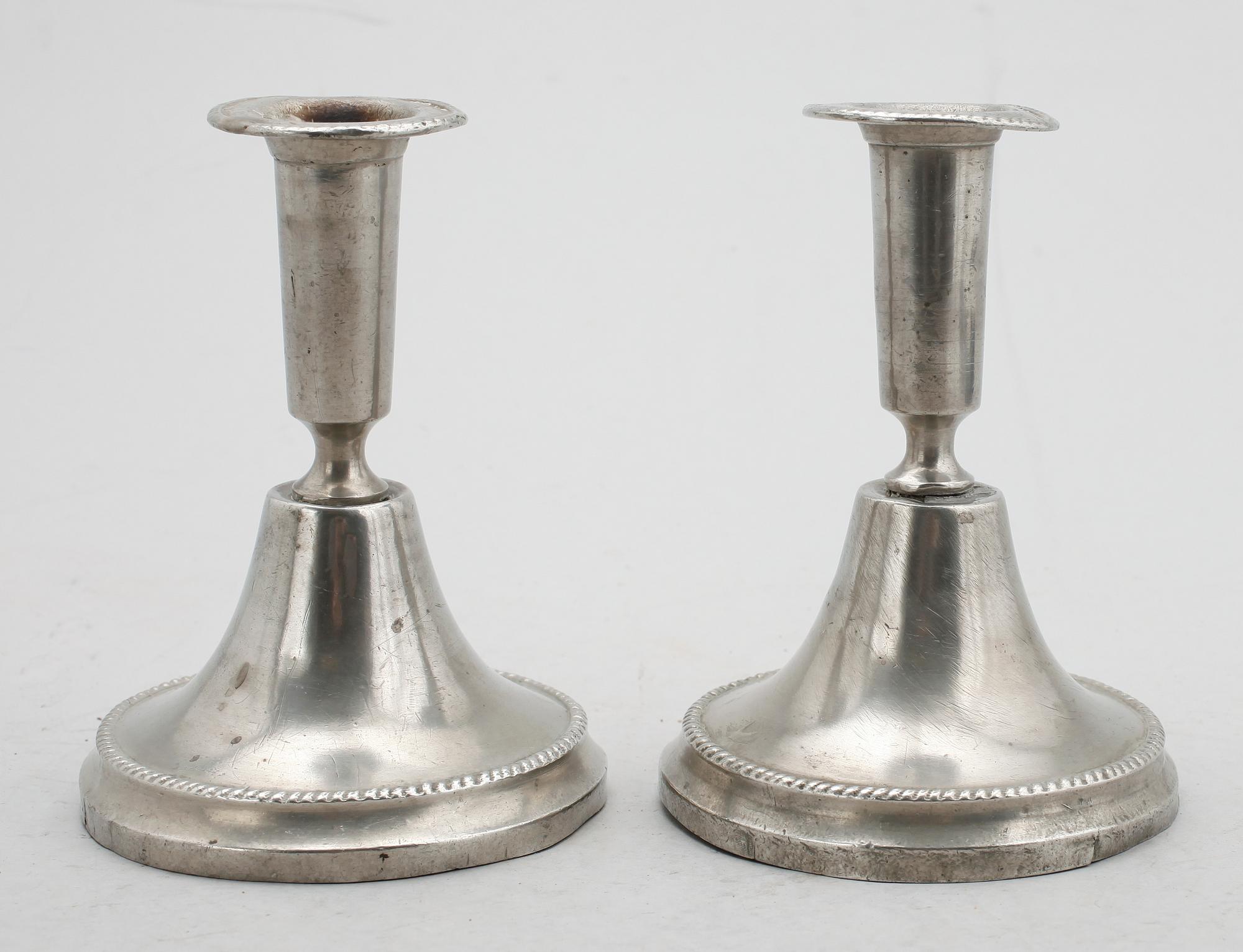 LJUSSTAKAR, 1 par, tenn, otydliga svenska stämplar, 1800-tal.