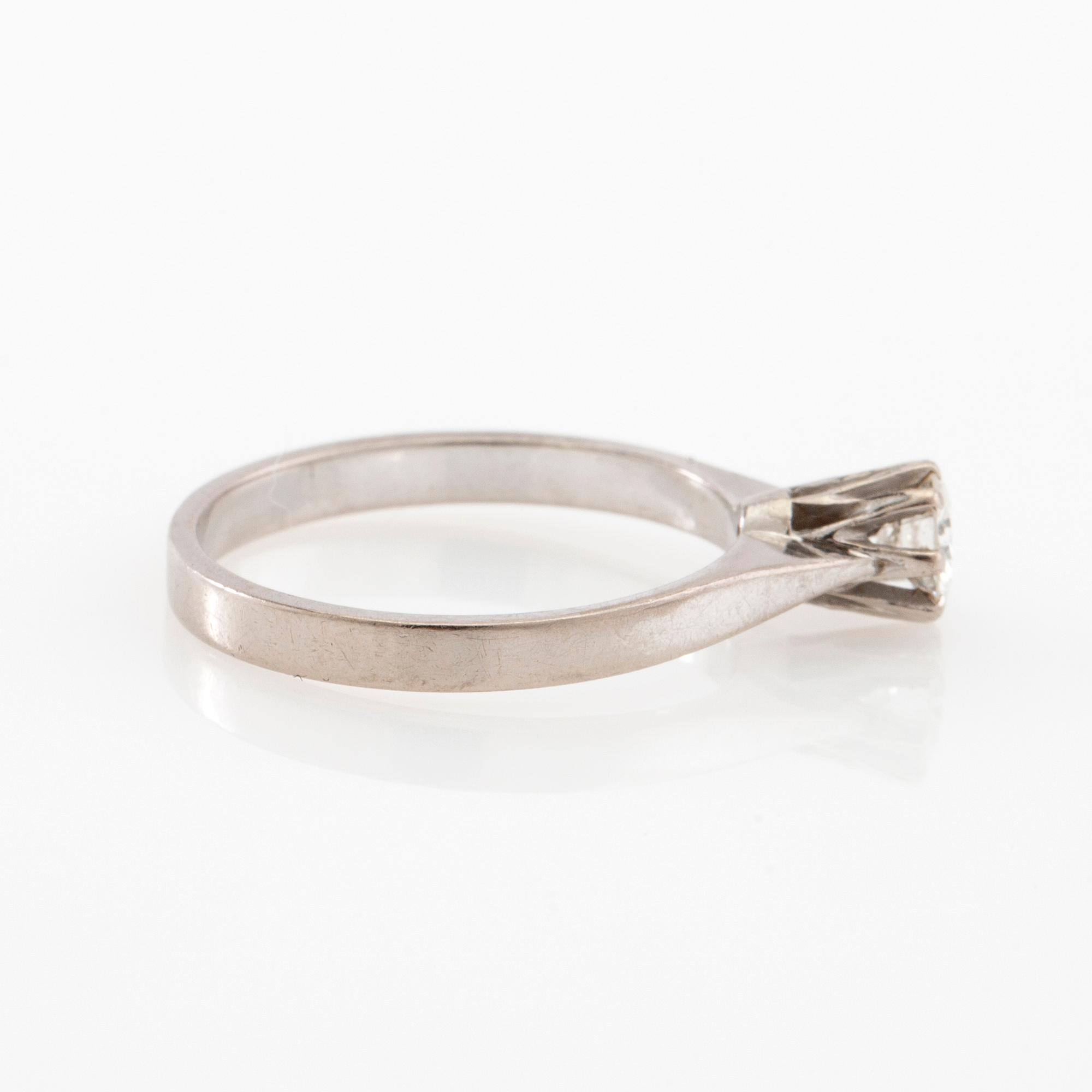 Solitaire ring in 18K white gold with a round brilliant-cut diamond.