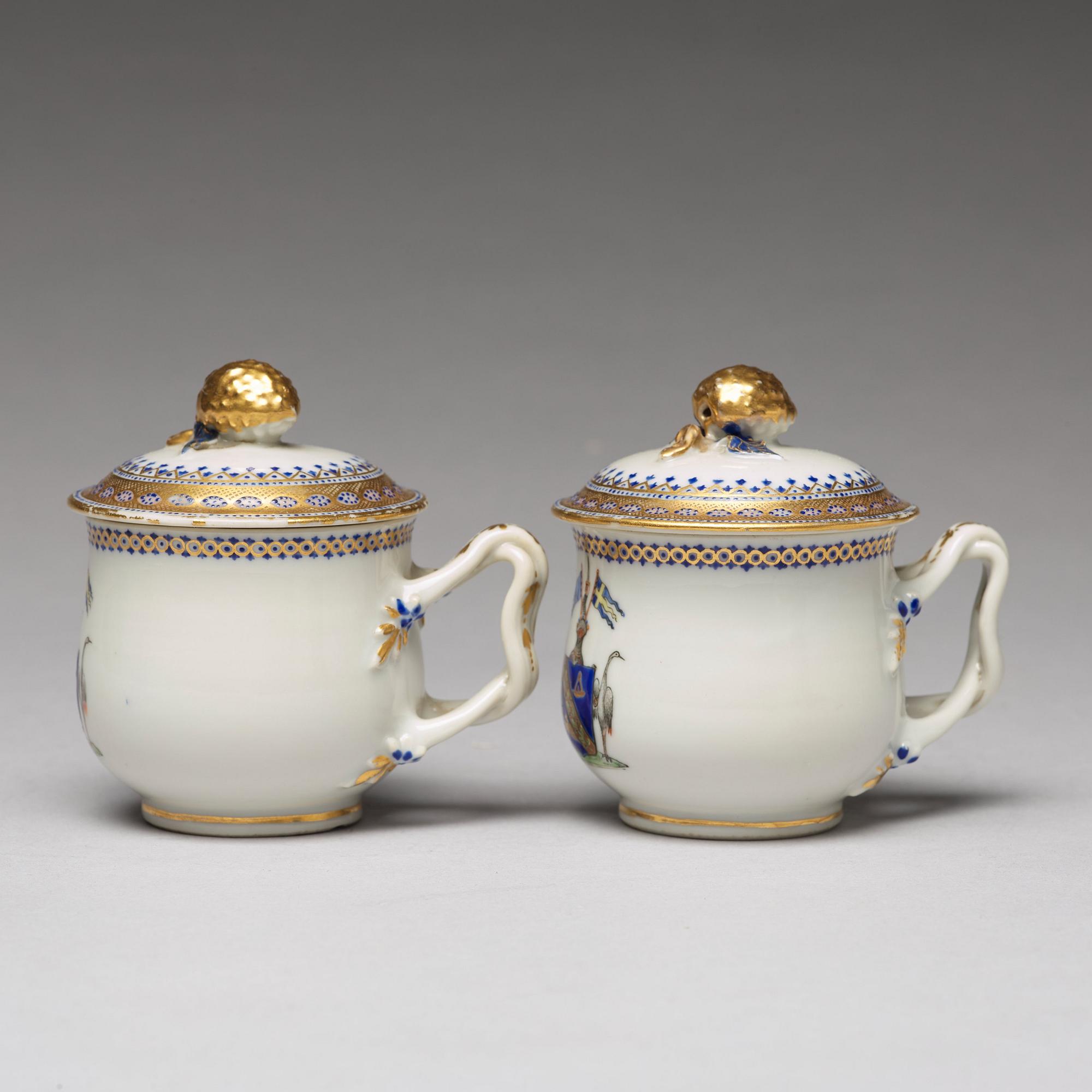 KOPPAR med LOCK, ett par, vapenporslin. Qingdynastin, Jiaqing (1796-1820).