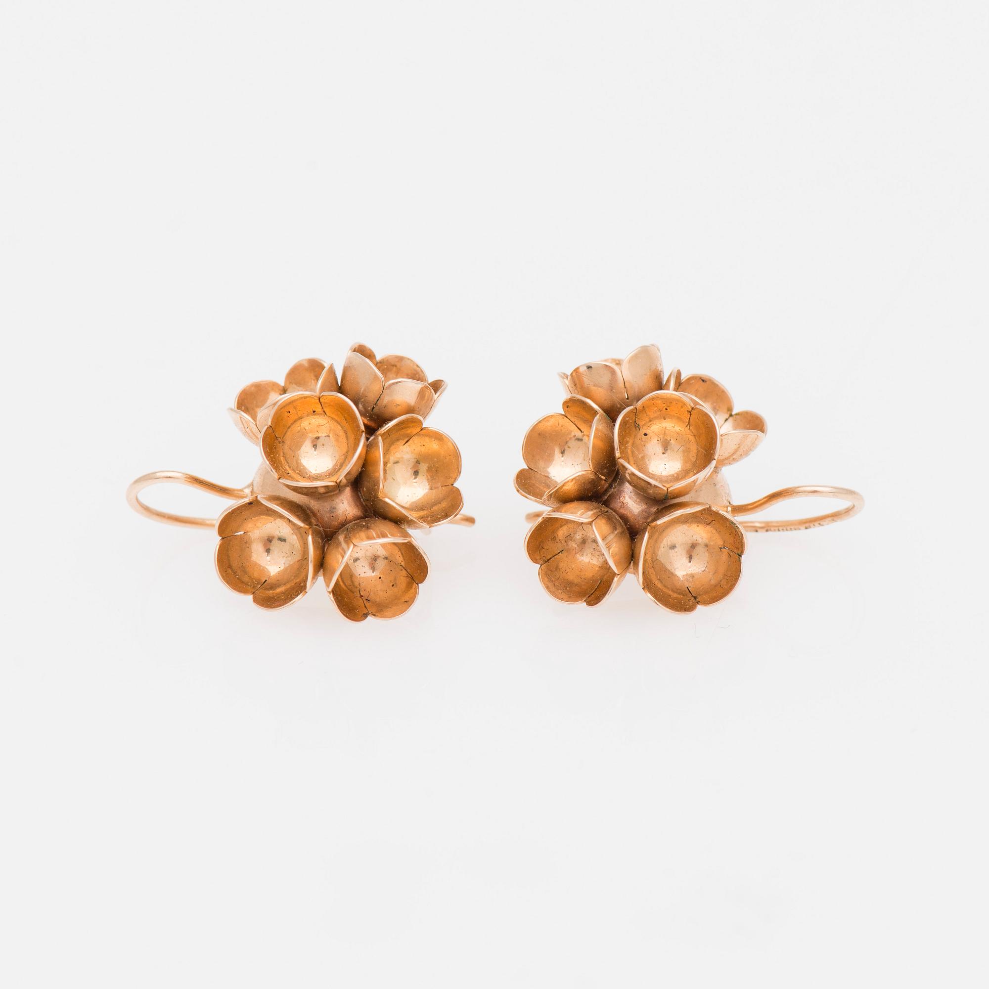 ÖRHÄNGEN OCH RING, guld 14k, design Liisa Vitali, Helsingfors 1970 och 1971, N.Westerback. Total vikt 12 g.
