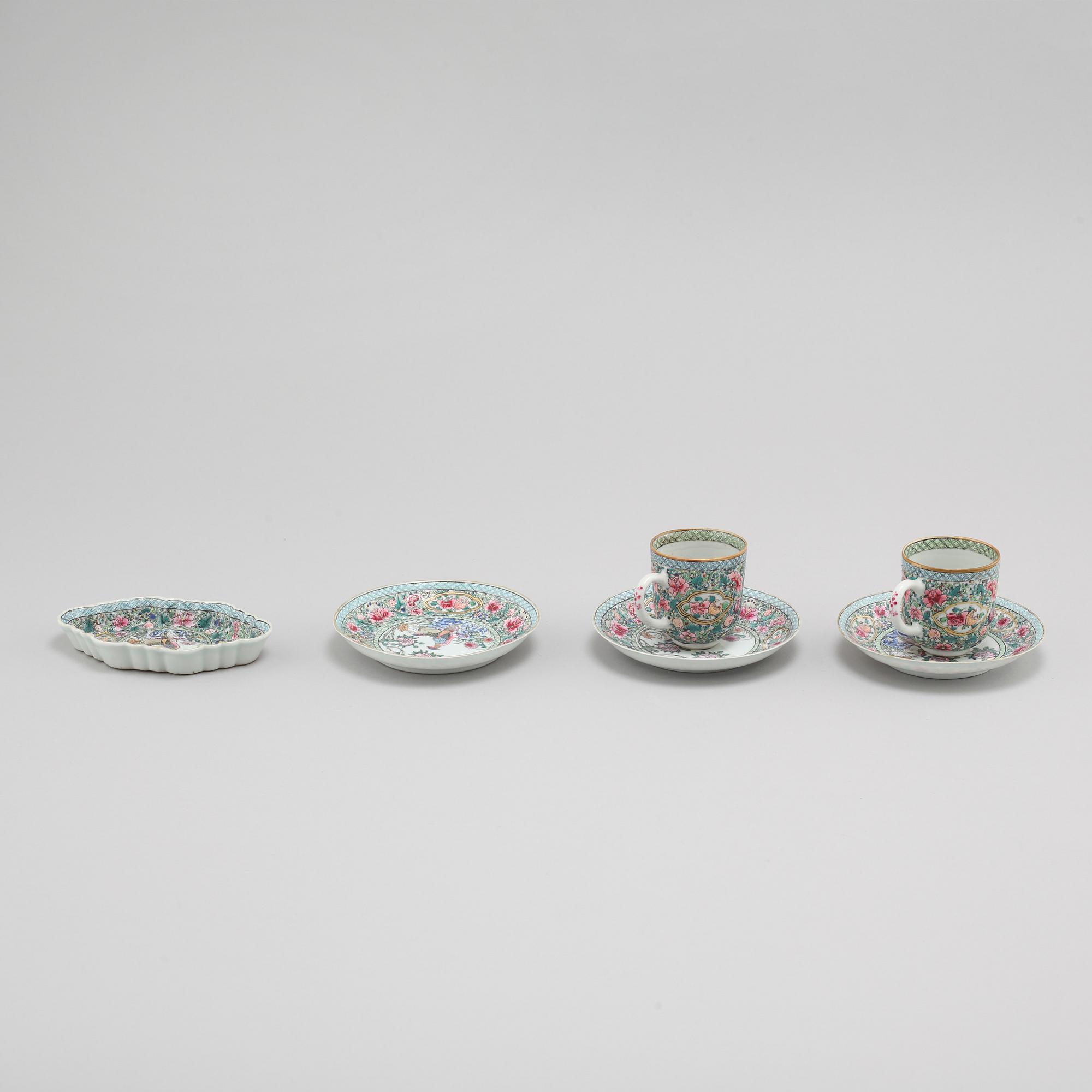 Two porcealin cups with saucers and a small dish from China, 18th century.