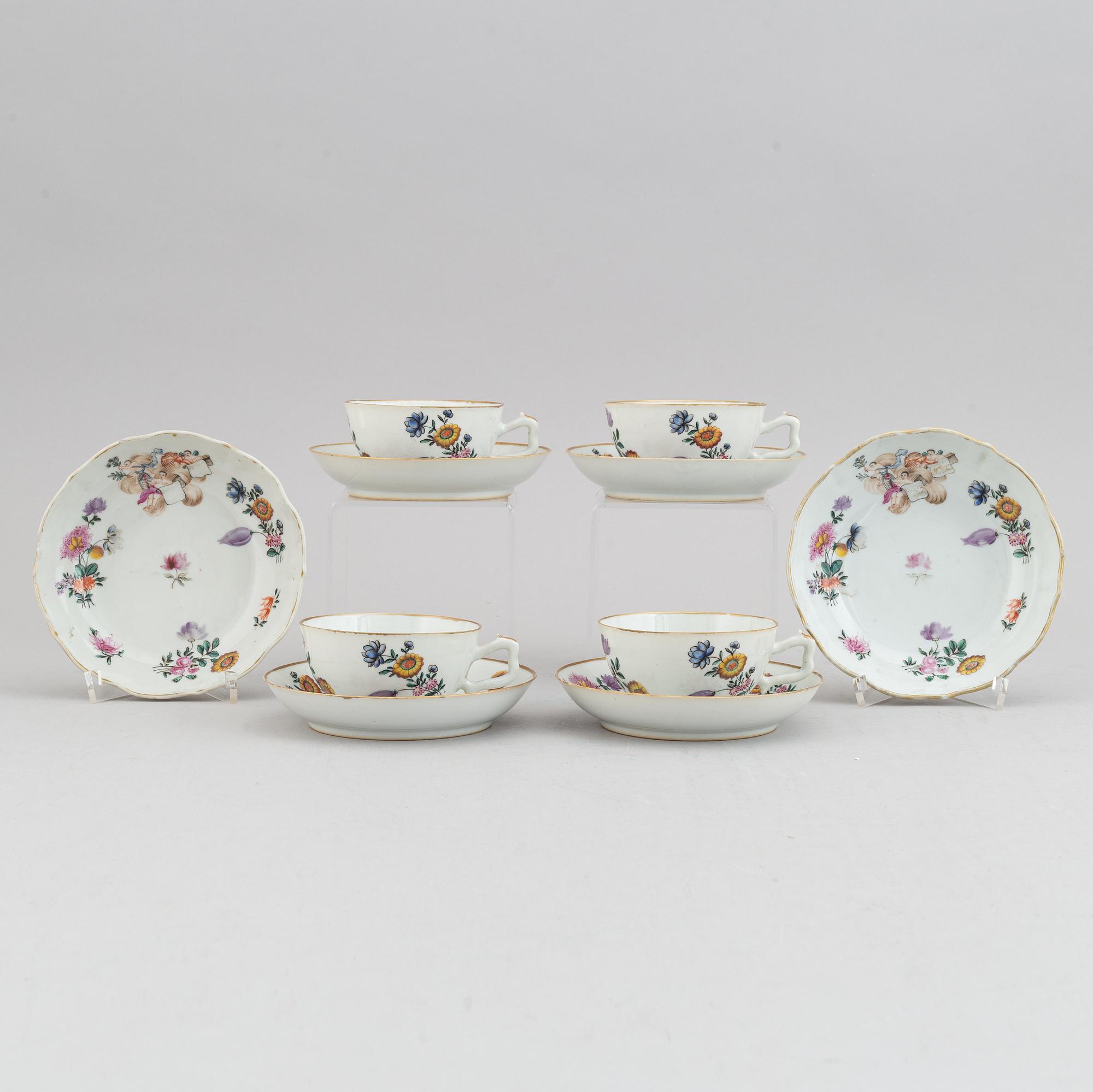 Four cups with six (4+2)dishes, Qing dynasty, 18th century.