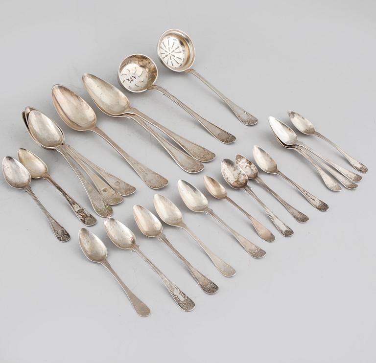 SKEDAR, 24 st, SAMT SOCKERSTRÖARE, 2 st, liknande delar av modell Gammal fransk, 1800-tal. Vikt 648 gram.