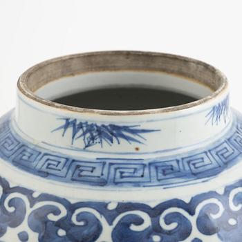 A blue and white porcelain urn, China, late Qing dynasty, around 1900.