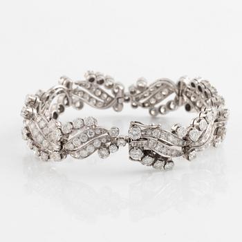 An 18K white gold bracelet set with round brilliant-cut diamonds.