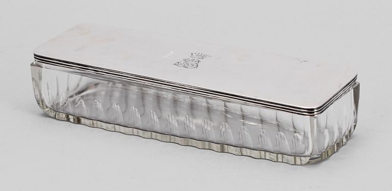 KUNGLIG DOSA, silver och glas, Gustaf Möllenborg Stockholm 1868. Silvervikt ca 98 gram.