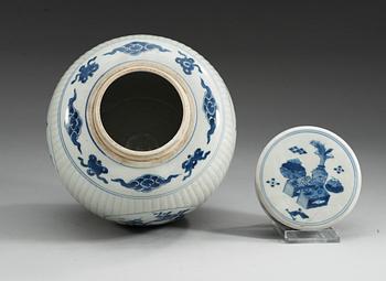 URNA, med LOCK, porslin. Qing dynastin, Kangxi (1662-1722).