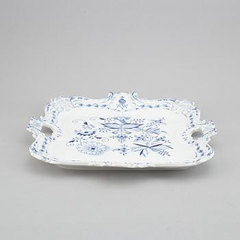 BRICKA, porslin. Meissen, 1900-talets första hälft.