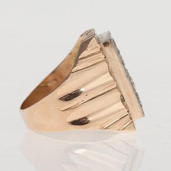 KLACKRING, 14K guld/vitguld, diamanter tot. 0,94 ct. Vikt 14,58 g. Intyg.