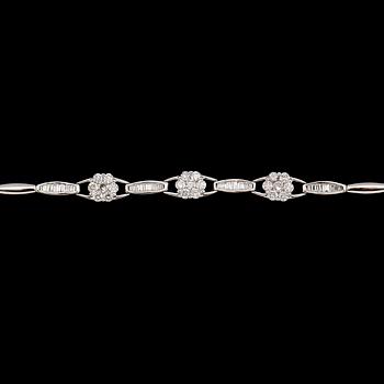 ARMBAND, 18 k vitguld, diamanter tot 0.92 ct.