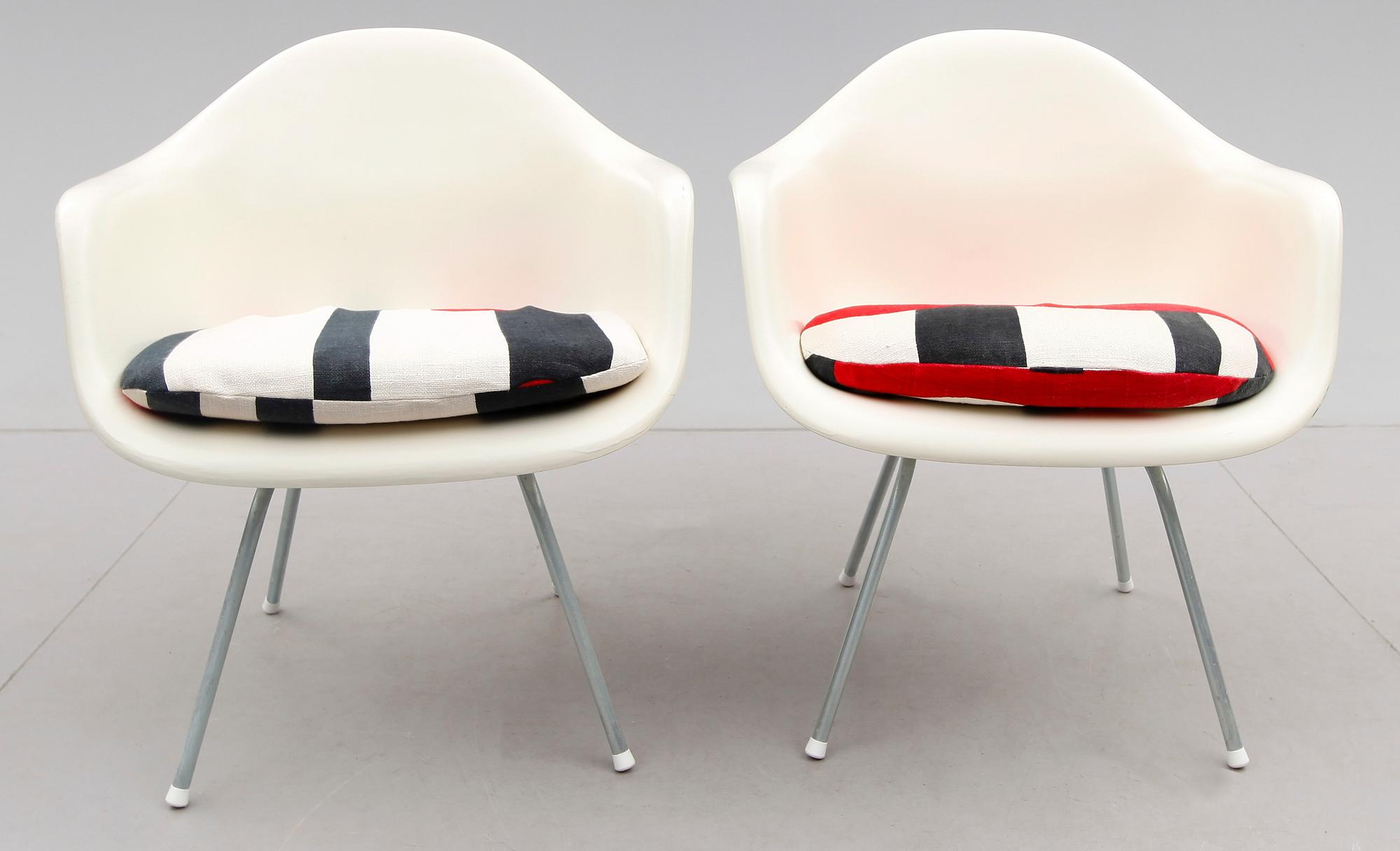 KARMSTOLAR, 1 par, "Dar", Charles och Ray Eames, 1970-tal.