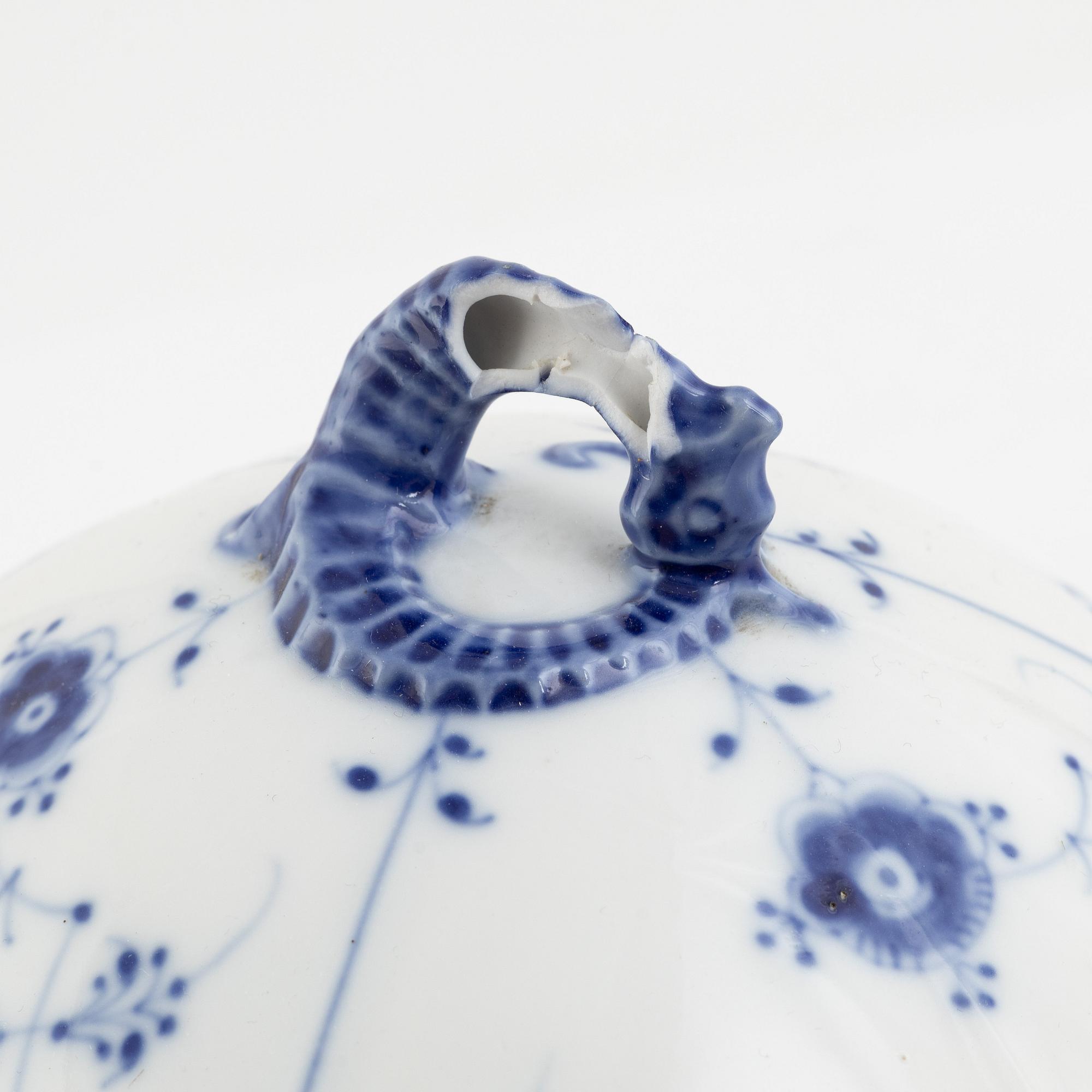 Bing & Gröndahl and Royal Copenhagen, a 99-piece porcelain dinner service, 'Musselmalet', Denmark.