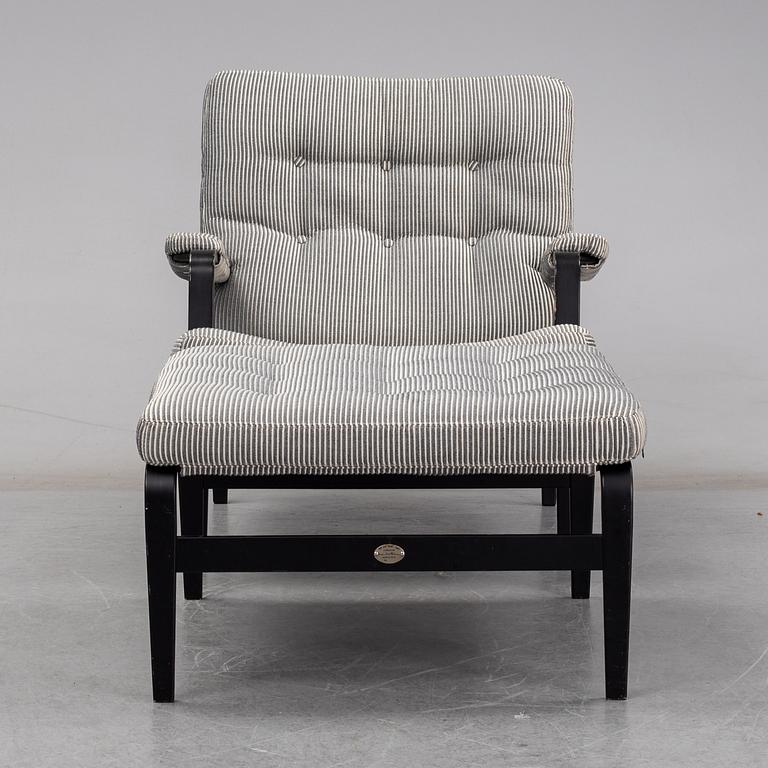 Bruno Mathsson, fåtölj med fotpall, "Ingrid", DUX. Jubileumsutgåva 2007. Plakettmärkta.