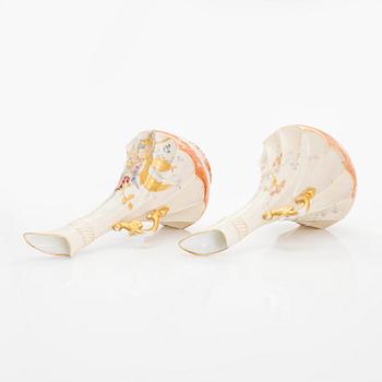 Kannor, ett par, Satsuma, samt urna, Imari, porslin, Japan, 1900-talets början,.