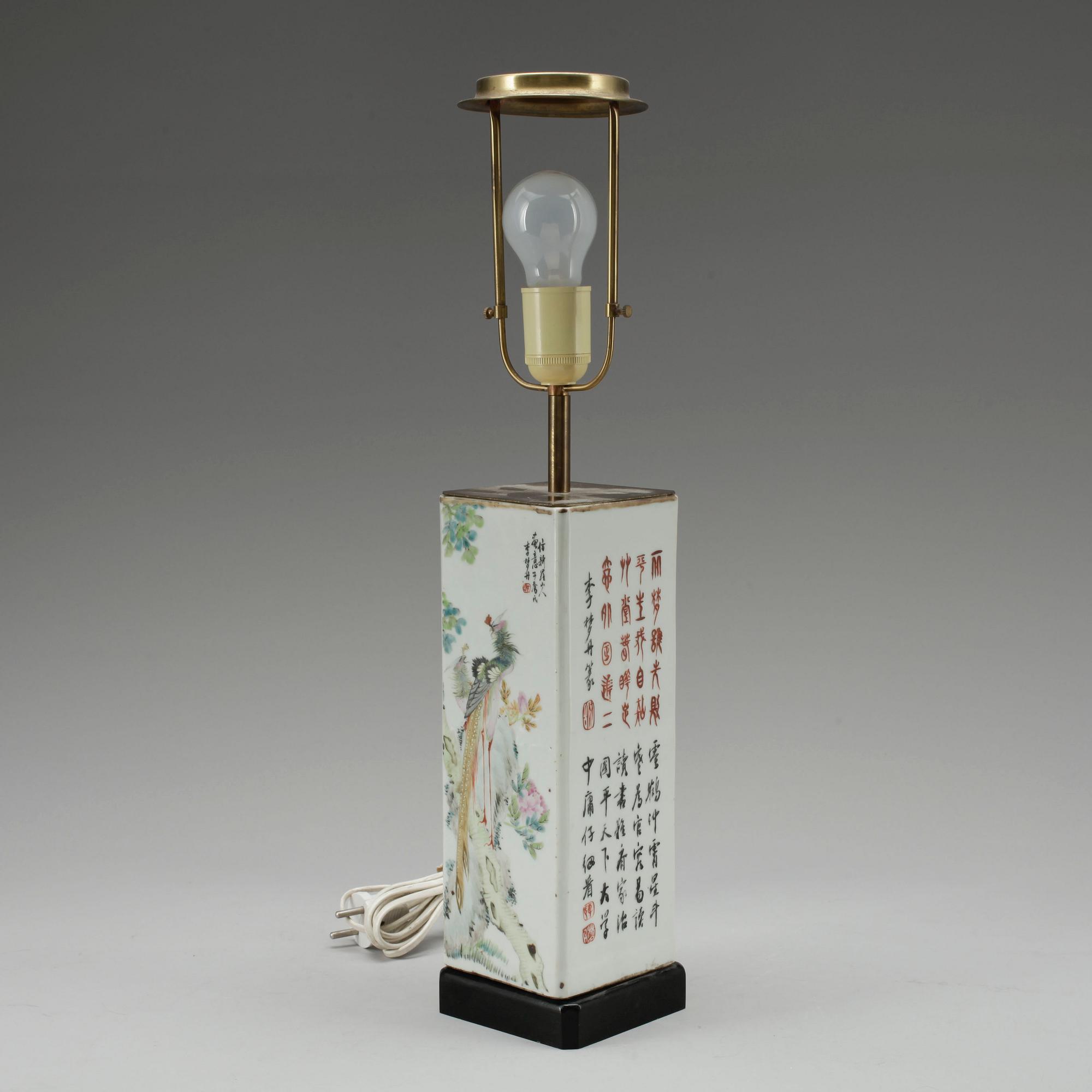 BORDSLAMPA, porslin, Kina, 1800-tal, signerad.