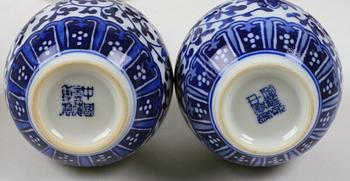 VASER samt YTTERFODER, 8 delar, porslin, Kina och Japan, 1900-tal.